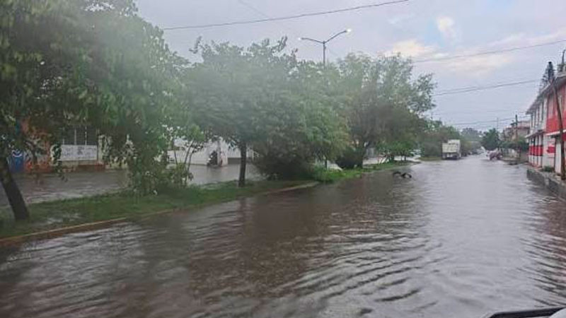 Autoridades mantienen alerta por riesgos de inundación y deslizamientos 