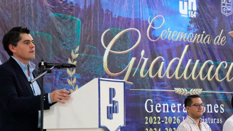 Toño Ixtláhuac apadrina generación de egresados de la UPN Zitácuaro 