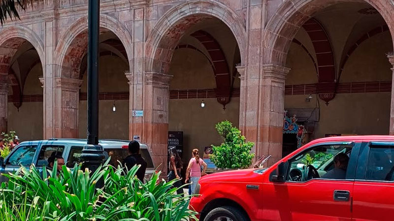 Trabajador recibe descarga eléctrica y cae de dos pisos, en Celaya, Guanajuato 