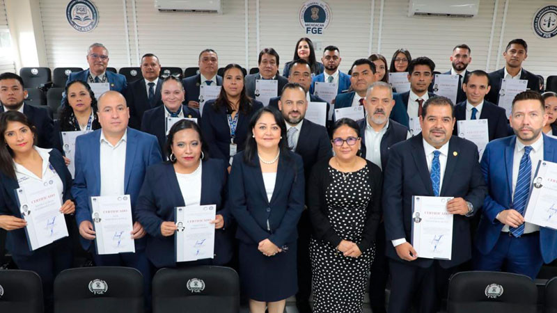 Certifican a 24 facilitadoras y facilitadores en mecanismos alternativos de solución de controversias en la FGE Michoacán  