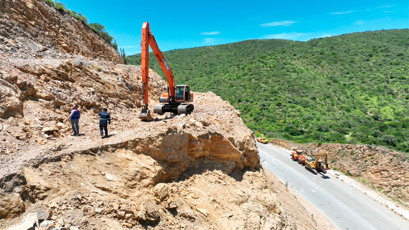 CEI de Querétaro retira 20 toneladas de roca tras derrumbe en la Carretera Estatal 100 