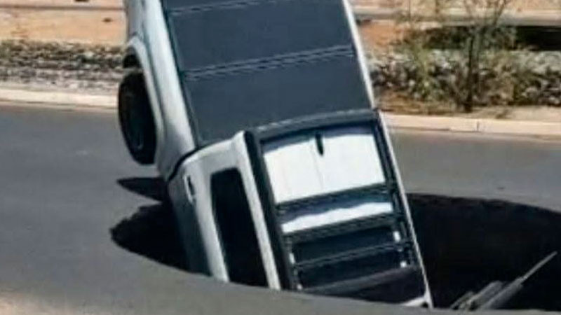 Socavón se traga una camioneta en Hermosillo, Sonora 