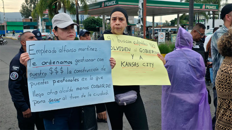 Vecinos bloquean avenida Michoacán tras fallecimiento de menor que fue arrollado por el tren en Morelia; exigen obras para evitar otra tragedia 