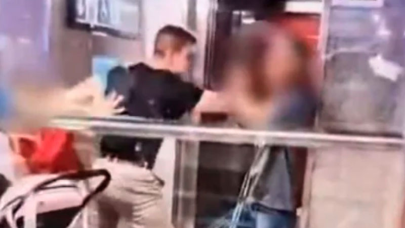 Captan a hombre golpeando a pareja de abuelitos en Barcelona 