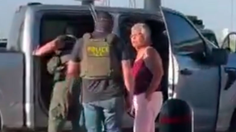 Graban a agentes de ICE mientras detienen a una nativa americana por  