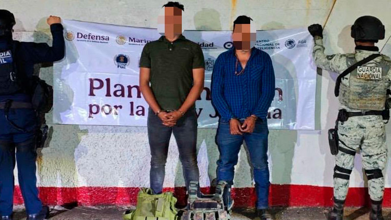 Aprehenden en Arteaga, Michoacán a 2 hombres en posesión de armas y equipo táctico 