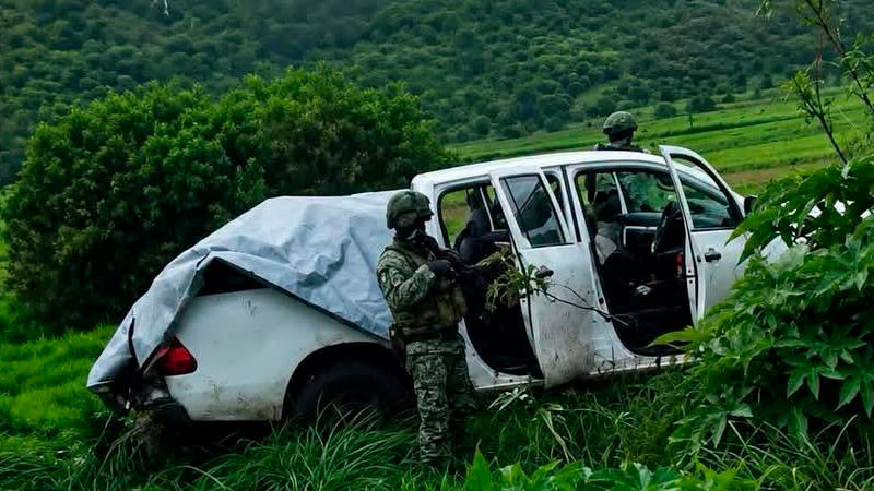 En Erongarícuaro, Michoacán hallan camioneta con cuerpos 