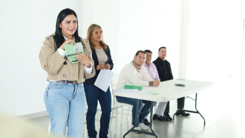 Entrega Araceli Saucedo visas del programa Corazones Mensajeros a familias de Salvador Escalante 