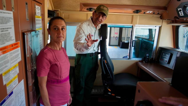 Sheinbaum anuncia llegada de las primeras 12 locomotoras del Tren Maya de carga; prevén inaugurarlo en 2027 