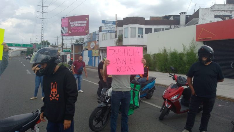 Repartidores bloquean el Libramiento Sur de Morelia para exigir justicia por joven fallecido 