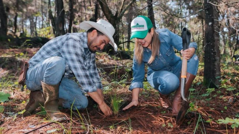 Dayana Pérez fortalece la campaña Reforestando Salvador Escalante junto a ejidatarios de Santa Rosa 