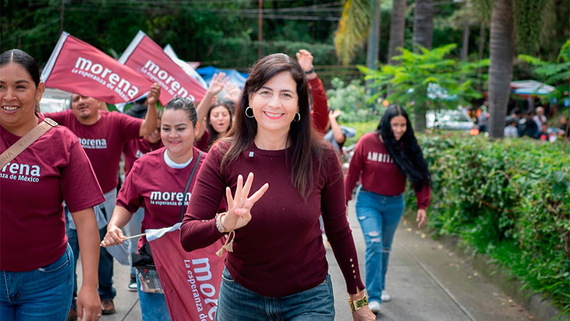 Gaby Molina recorre Uruapan y comparte los logros de la transformación con familias y comerciantes 