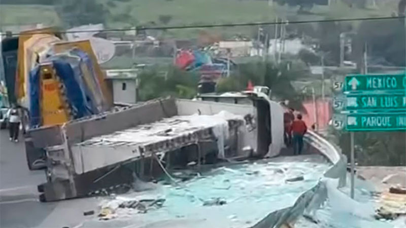 Tráiler vuelca en el libramiento Noreste a la altura del Parque Industrial de Querétaro; conductor resulta ileso 