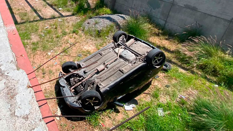 Automóvil cae dentro de un desnivel en plaza comercial en obra negra de la capital queretana; hay 2 heridos  