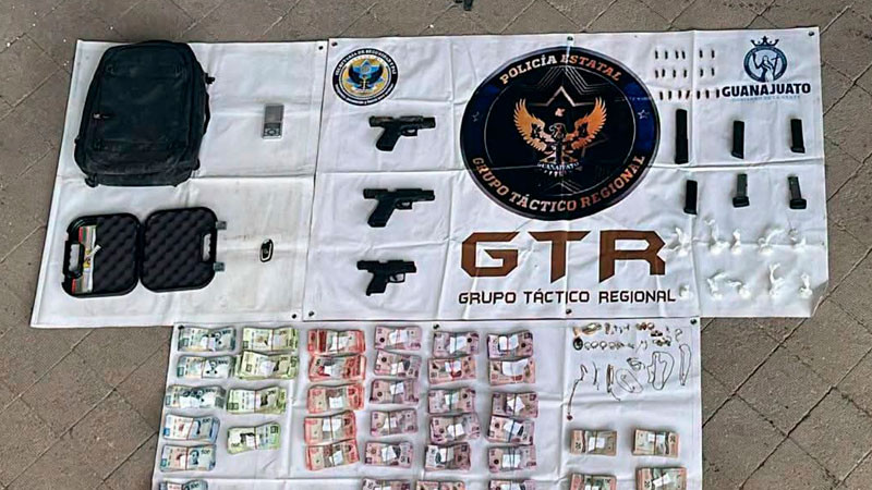Abandonan arsenal, estupefacientes y casi medio millón de pesos tras persecución en León 