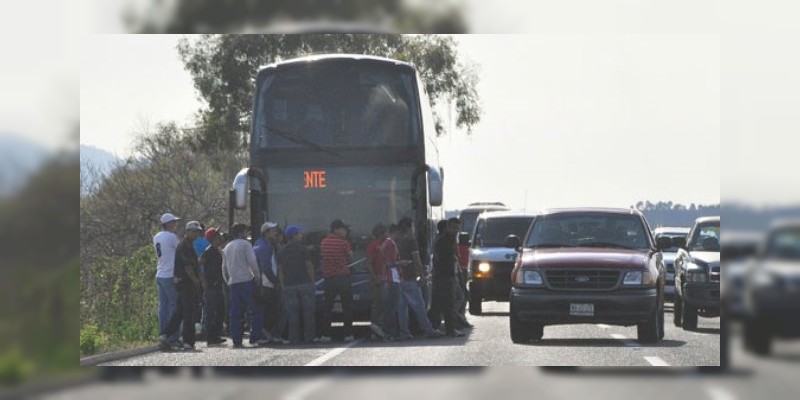 A disparos evitan robo de vehículos por parte de normalistas en Lázaro Cárdenas, Michoacán 
