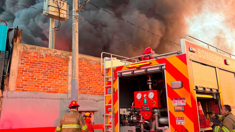 Atiende PC Estatal incendio en fábrica de reciclaje en Morelia  