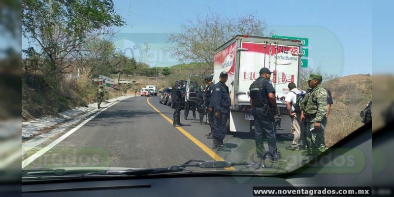 Detienen a más de 80 normalistas en Lázaro Cárdenas, Michoacán; les aseguran un arma - Foto 4 