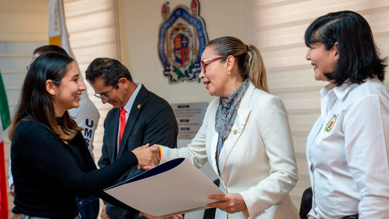 Incrementa titulación en un 100% en la UMSNH, con programa impulsado por Yarabí Ávila 