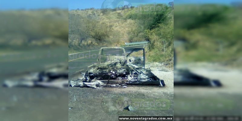 Michoacán: Normalistas de Arteaga queman vehículos y toman la Presidencia Municipal - Foto 0 