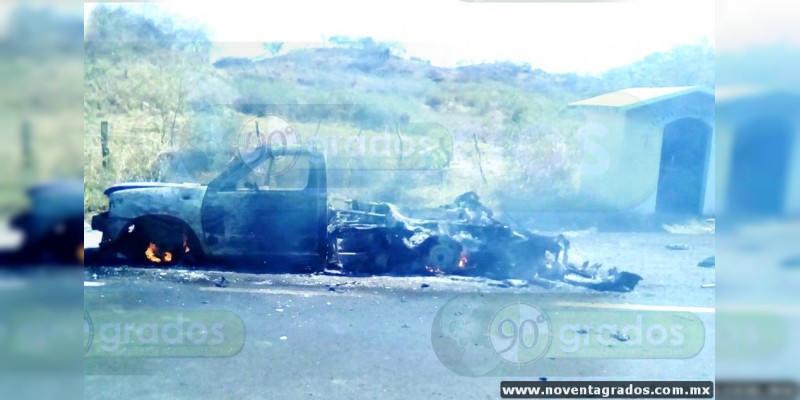 Michoacán: Normalistas de Arteaga queman vehículos y toman la Presidencia Municipal - Foto 1 