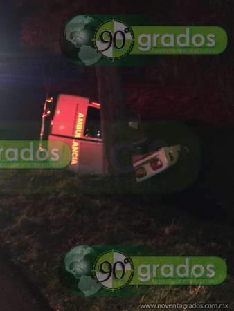 Vuelca ambulancia en carretera Morelia-Pátzcuaro - Foto 0