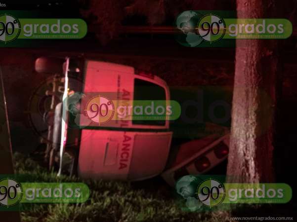 Vuelca ambulancia en carretera Morelia-Pátzcuaro