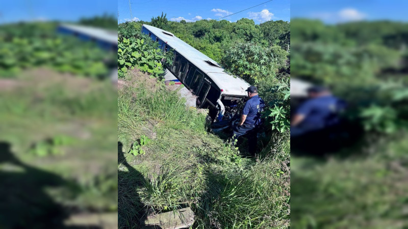 Accidente en carretera de Puruándiro, Michoacán: vuelca autobús rumbo a Zacapu; una menor muere y deja varios lesionados 