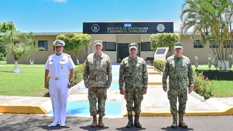 Secretarios de Marina y Defensa se reúnen con comandante del Comando Norte de EU en Veracruz