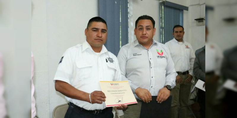 Reconocen a Tránsito que  salvó a 6 niños en incendio en Uruapan 