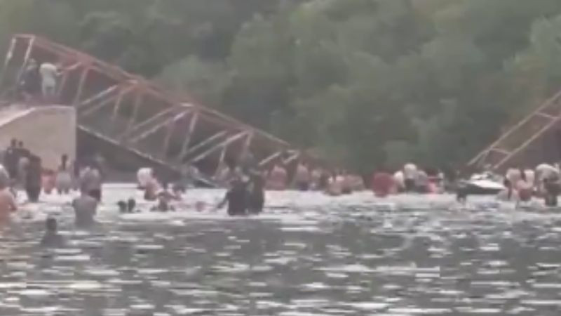 Colapsa puente peatonal en playa de Manzanillo; una persona fue hospitalizada 