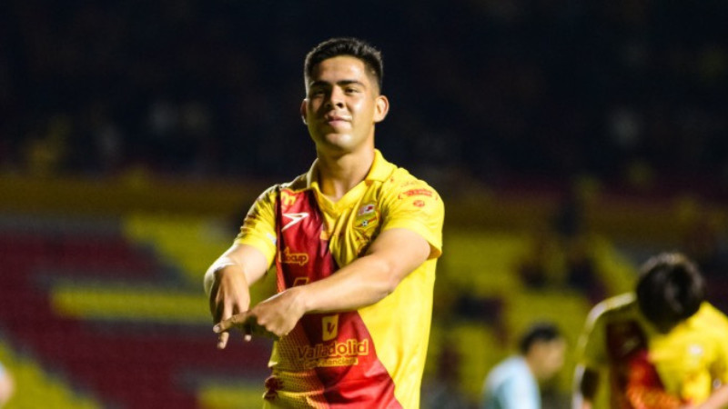 Morelia vino de atrás y goleó 4-2 a La Paz en un duelo marcado por expulsiones y polémica 