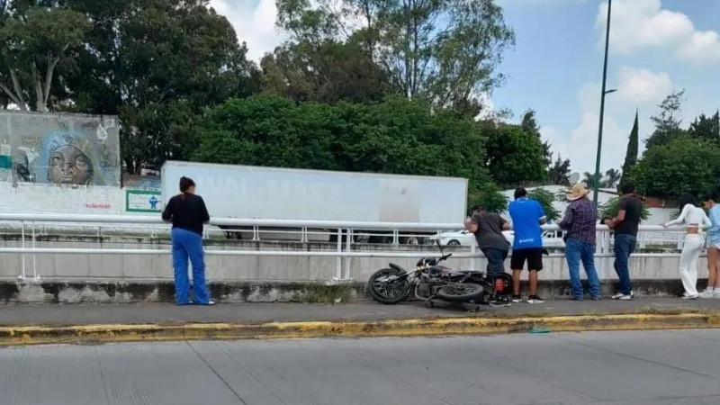 Muere motociclista tras caer de distribuidor vial en Morelia; ya son 17 fallecidos en accidentes durante 2026 