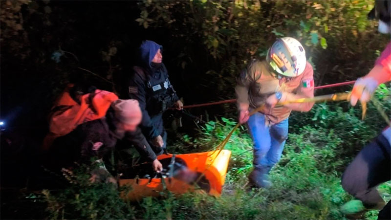 Vuelca camioneta en barranco cerca del Iztaccíhuatl y Popocatépetl; fueron rescatadas 6 personas  