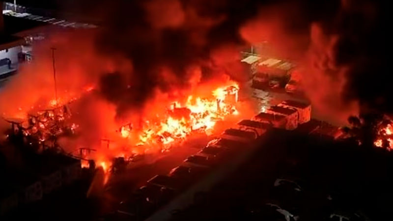 Incendio "devora" bodega en Matamoros, Tamaulipas; calcina más de 40 camiones repartidores 