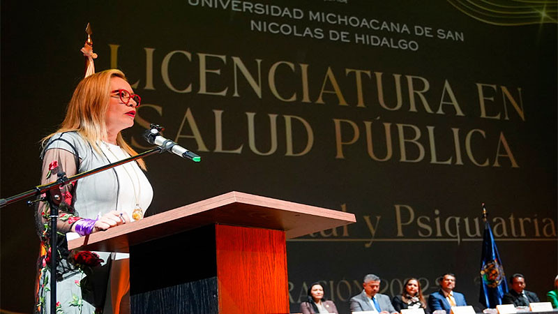 A trabajar por el bienestar colectivo, llama Yarabí Ávila a egresados de la Licenciatura en Salud Pública  