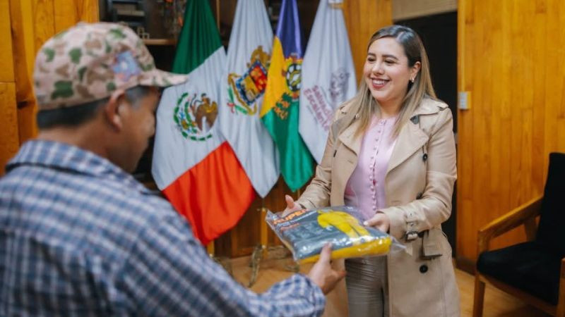 Dayana Pérez fortalece las condiciones laborales del personal de Limpia con entrega de impermeables 