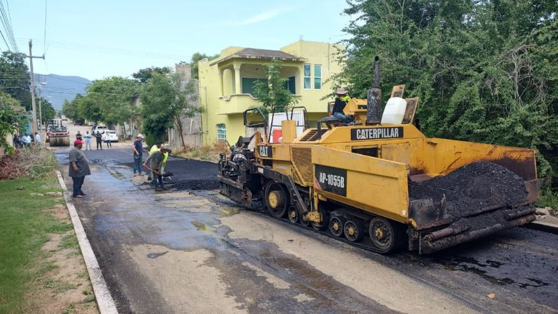 Mas de 1 kilómetro de pavimento asfáltico mejorará la calle Juan Mendoza en Huetamo 