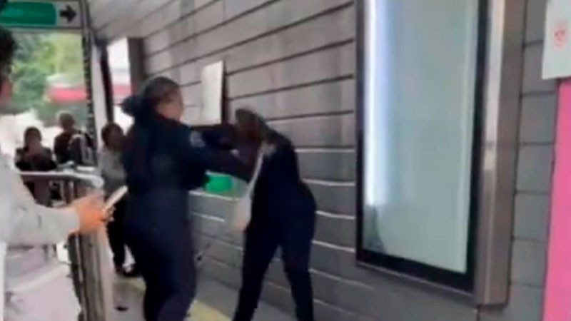 Captan a mujeres policías peleando en estación del Metrobús de la CDMX 