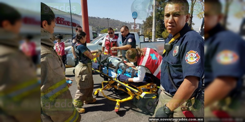Adolescente resulta lesionado tras derrapar la motocicleta que conducía en Morelia - Foto 0 