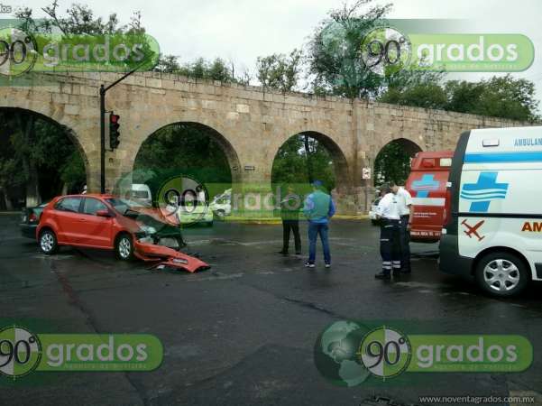Choque entre ambulancia y vehículo particular deja cuatro heridos, en Morelia - Foto 0