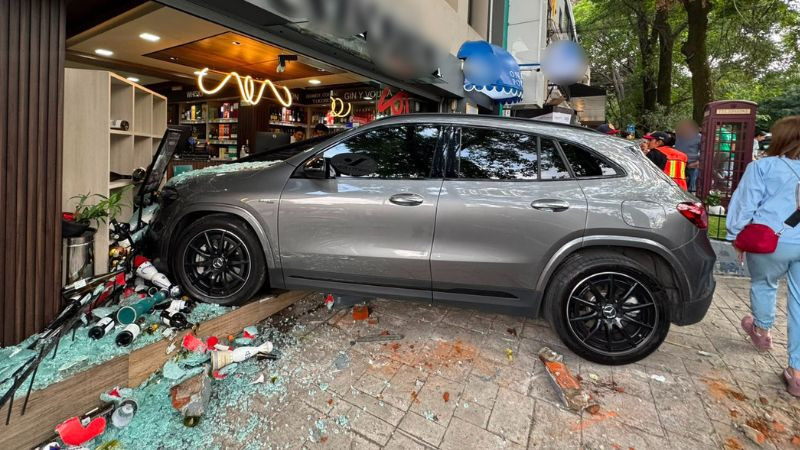 Mujer pierde el control de su camioneta y se impacta contra tienda de vinos en Lomas de Chapultepec 