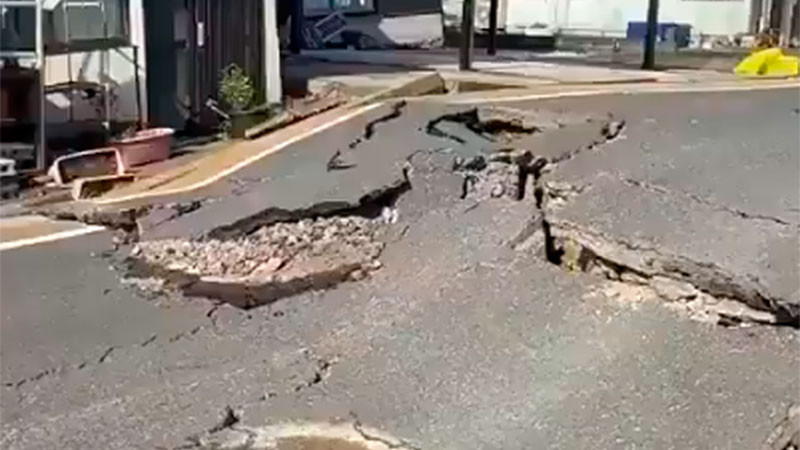 Suman 13 personas fallecidas tras fuerte terremoto en el sur de Japón; continúan labores de rescate 