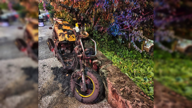 Incendio consume automóvil y motoneta en el libramiento Samuel Ramos de Zitácuaro, Michoacán  