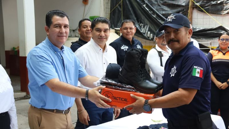 Pablo Varona fortalece sus equipos de seguridad, Tránsito y Protección Civil con uniformes nuevos en Huetamo. 