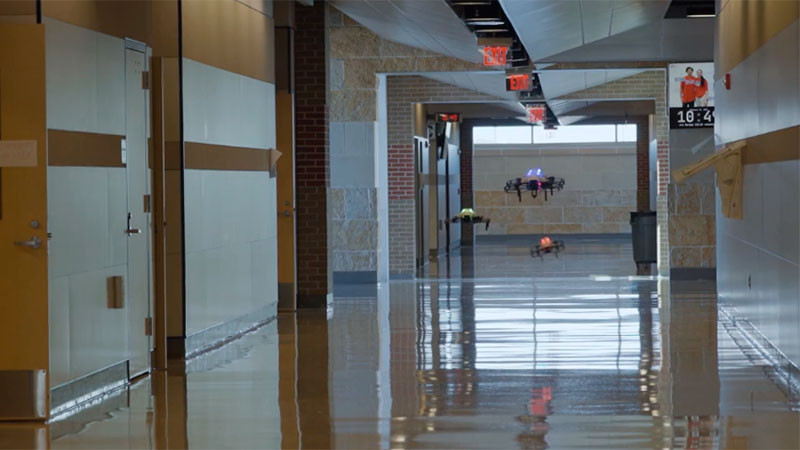 Implementarán drones con gel de pimienta y sirenas para reforzar la seguridad en escuelas de Estados Unidos 