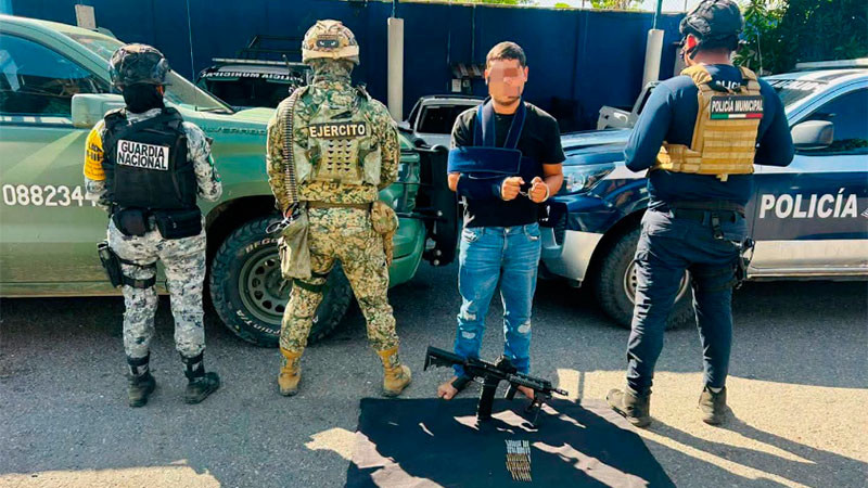 Detienen en Lázaro Cárdenas, Michoacán a un sujeto que portaba un rifle de asalto 