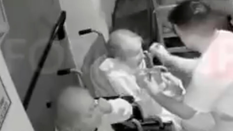 Captan a enfermero agrediendo física y verbalmente a abuelitas en geriátrico de Argentina 