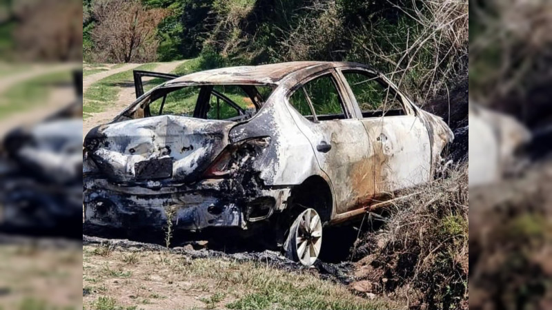 Hallan cuerpo calcinado dentro de vehículo incendiado en zona rural de Nocupétaro, Michoacán 