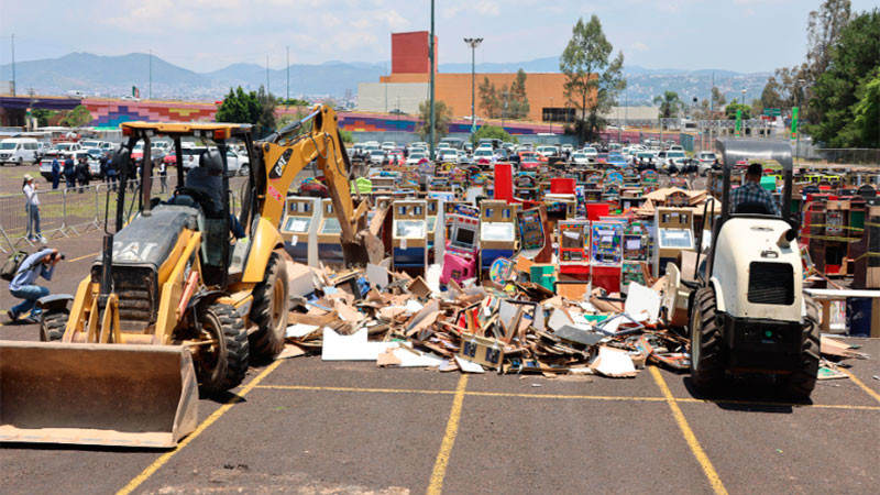 Destruyen en Michoacán 721 máquinas tragamonedas utilizadas como fuente de financiamiento ilícito 